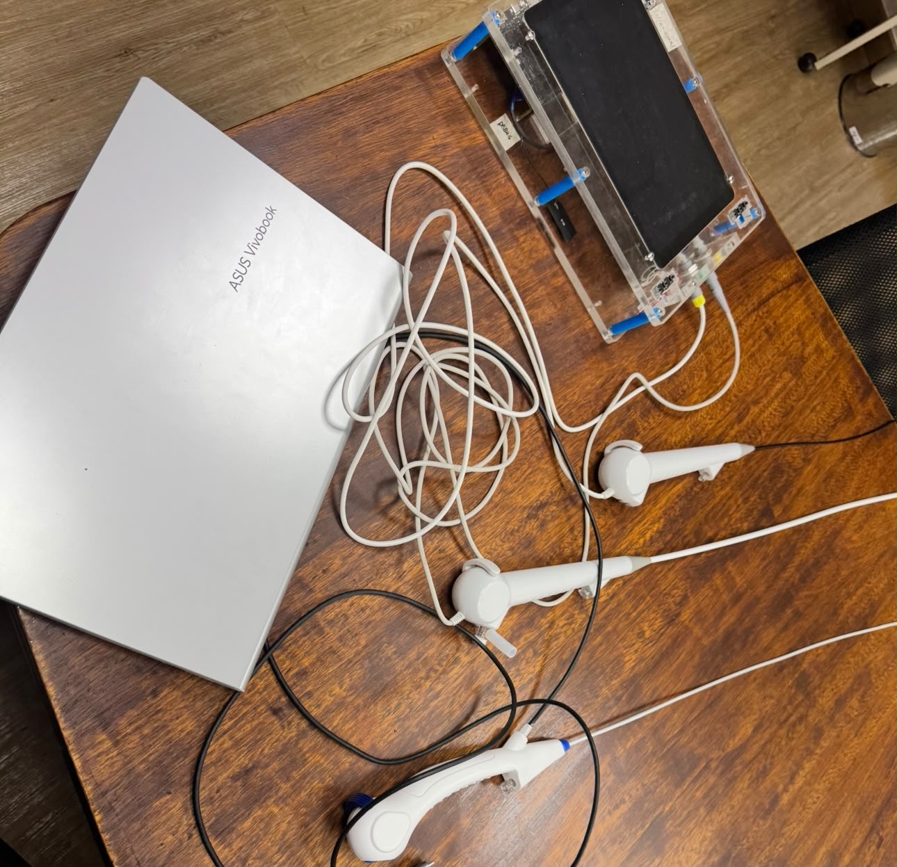 Conjunto de protótipos, interface eletrônica e computador utilizados no desenvolvimento do Nexus V
